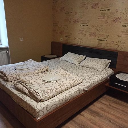 Hostel Q ,15 Хв До Жд Вокзалу 利沃夫 外观 照片