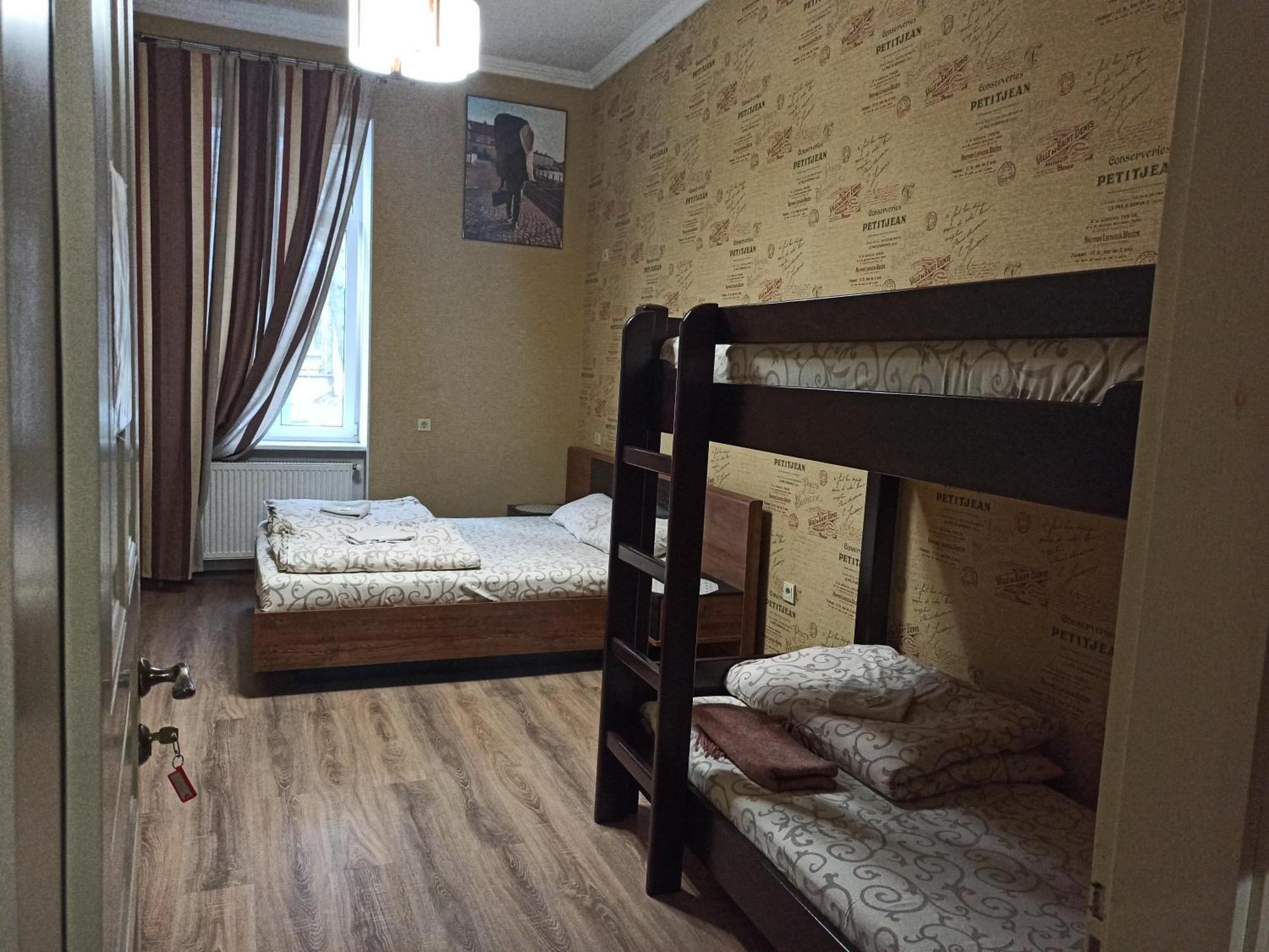 Hostel Q ,15 Хв До Жд Вокзалу 利沃夫 外观 照片
